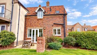 Anchor Down, The Bay, 2 bedrooms, patio, free parking, 2 small or 1 medium dog welcome - 0