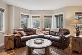 Luxury 3 Bedroom Condo In The Heart Of Bc Village - 9