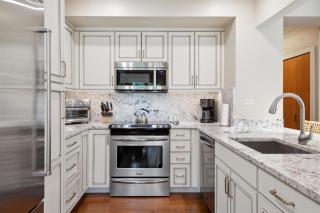 Luxury 3 Bedroom Condo In The Heart Of Bc Village - 4