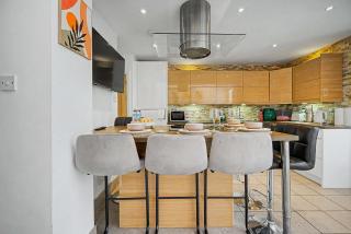 Y Ddraig Suite by NextStep Stays, 3 Bed Home - Sleeps 8, Free Parking, Wifi, Central Location - 4