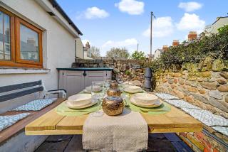 Y Ddraig Suite by NextStep Stays, 3 Bed Home - Sleeps 8, Free Parking, Wifi, Central Location - 1