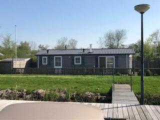 Waterchalet nummer 6 Recreationpark Yn'e Lijte Grou evt met ligplaats boot - 1