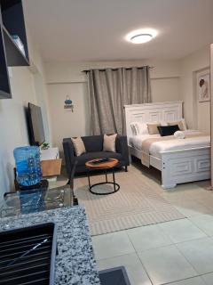 The Luxe Studio - Heated Pool, Gym & access to Garden City Mall - 0