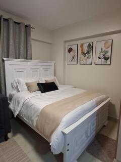 The Luxe Studio - Heated Pool, Gym & access to Garden City Mall - 7