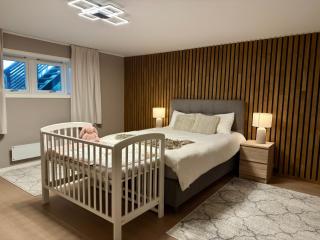 Berg Arctic Retreat 5BR Luxury Home - 4