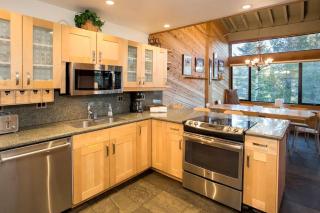 Updated 5 Bedroom 3 bathroom townhome Slopeside at 1849 Condos 671 sleeps 10 - 6