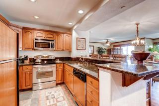 Ski, In Ski Out 2 Bedroom Vacation Condo With Resort Amenities That Include Exercise Center, Indoor Pool, And Hot Tubs - 7