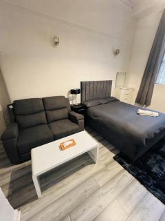 Exec Apartment 2BR Next to Queens & Hampden Park - 0