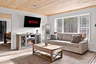 Poconos 5BR Luxury Cabin with Hot Tub Sauna Game Room Theater - 3