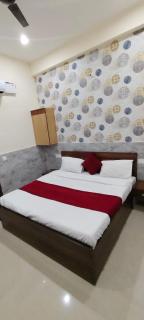 Hotel Royal Krystal Inn - Free Parking - Pick up and Drop Available - Boutique Hotel - 5 min Drive to Prem Mandir - 5