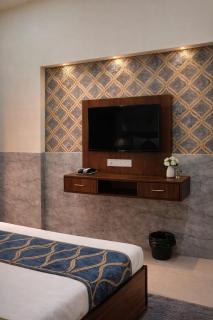 Hotel Royal Krystal Inn - Free Parking - Pick up and Drop Available - Boutique Hotel - 5 min Drive to Prem Mandir - 3