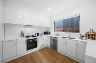 Burleigh - Easy Coastal Living on Broadway - 6