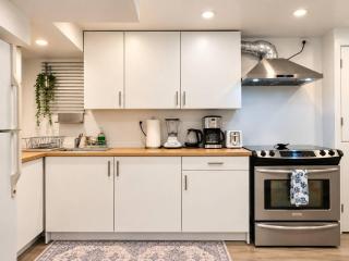 Silverado Suite Modern Quiet 2BR Queen's Downtown - 9