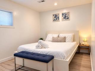 Silverado Suite Modern Quiet 2BR Queen's Downtown - 7
