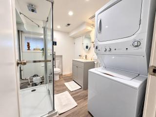 Silverado Suite Modern Quiet 2BR Queen's Downtown - 5