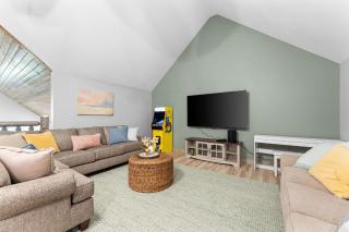Lakefront Haven with Indoor & Outdoor Pool Access, Hot Tub & Gym - 4