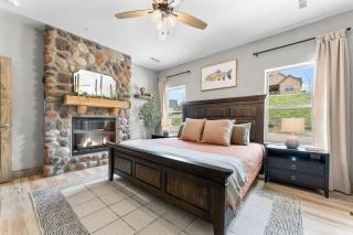 Lakefront Haven with Indoor & Outdoor Pool Access, Hot Tub & Gym - 7