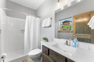 Lakefront Haven with Indoor & Outdoor Pool Access, Hot Tub & Gym - 6