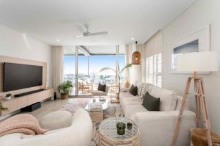 Absolute Waterfront Luxe Sub-Penthouse | 3BR | Panoramic Views - 8
