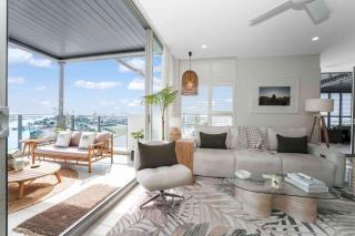 Absolute Waterfront Luxe Sub-Penthouse | 3BR | Panoramic Views - 6