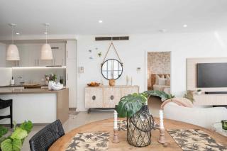 Absolute Waterfront Luxe Sub-Penthouse | 3BR | Panoramic Views - 5