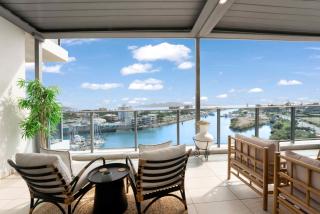 Absolute Waterfront Luxe Sub-Penthouse | 3BR | Panoramic Views - 2