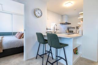 1 Bed CBD Apartment - Private Balcony & Carpark - 9