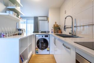 1 Bed CBD Apartment - Private Balcony & Carpark - 6