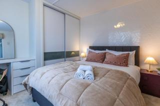 1 Bed CBD Apartment - Private Balcony & Carpark - 3
