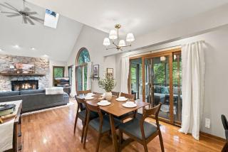 Hot Tub, Movie Room, 3 King Suites, 2 Fireplaces - 4