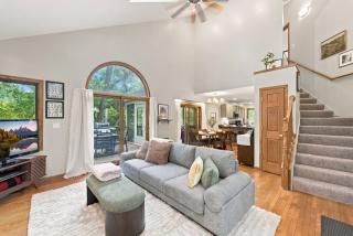 Hot Tub, Movie Room, 3 King Suites, 2 Fireplaces - 3