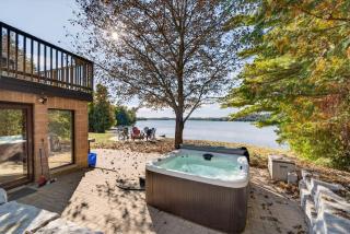 Waterfront Cottage Boats Hot Tub Firepit and BBQ - 9