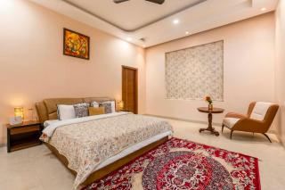 ELIVAAS Signature Lush Haven 4 BHK Villa Private Pool, Terrace & Landscaped Garden - 8