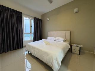 Spacious Stay at Danga Bay - Entire Unit - 2