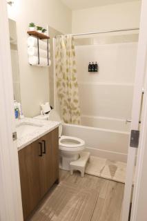 Private Suite Near Calgary Airport - 3