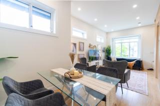 Elegant Modern Home - SkyTrain & 10 mins Downtown - 9