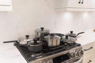 Elegant Modern Home - SkyTrain & 10 mins Downtown - 1