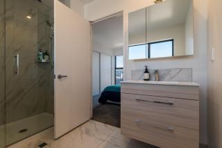 Modern 2 Bedroom Retreat Walk Everywhere - 4