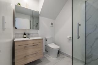 Modern 2 Bedroom Retreat Walk Everywhere - 1