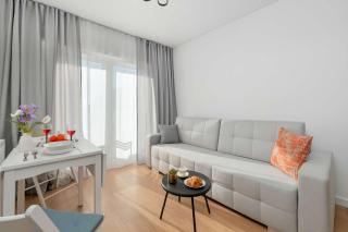 Modern Apartment with Parking and Balcony by Noclegi Renters - 0