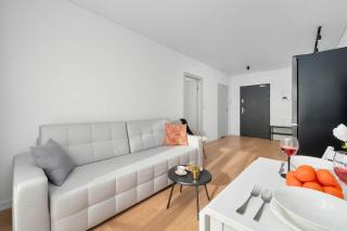 Modern Apartment with Parking and Balcony by Noclegi Renters - 6