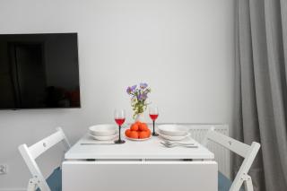 Modern Apartment with Parking and Balcony by Noclegi Renters - 1