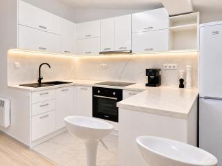 Spacious Central Apartment w/ Space for 6 Guests - 9