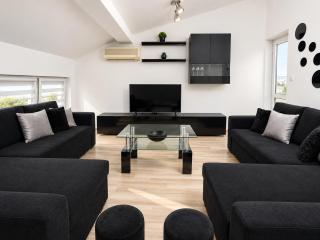 Spacious Central Apartment w/ Space for 6 Guests - 7