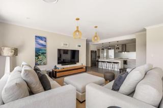 Cape Retreat - Refined Pool House near Town & Beach - 5