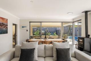 Cape Retreat - Refined Pool House near Town & Beach - 4