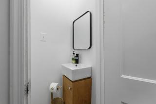 1 min to DC 8 beds sleeps 16 with yard and parking - 1