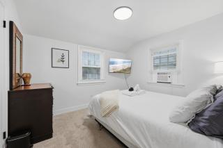1 min to DC 8 beds sleeps 16 with yard and parking - 2