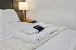 1 min to DC 8 beds sleeps 16 with yard and parking - 6