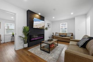 1 min to DC 8 beds sleeps 16 with yard and parking - 0